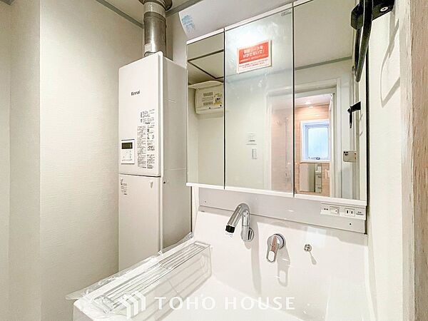 洗面台・洗面所三面鏡裏収納には化粧品や洗面用品類をすっきり整理できます。