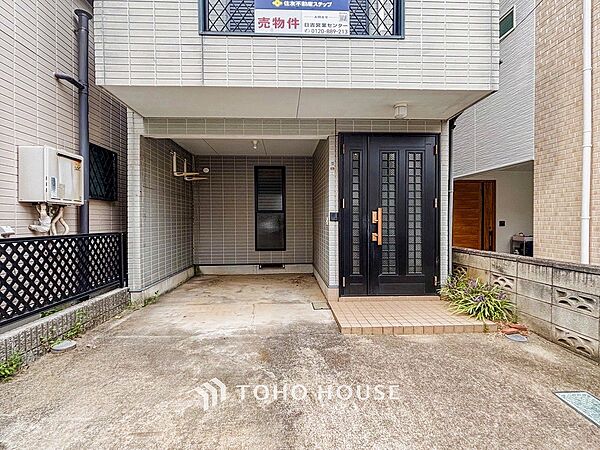 住む人や訪れる人やさしくエスコートする玄関アプローチ。