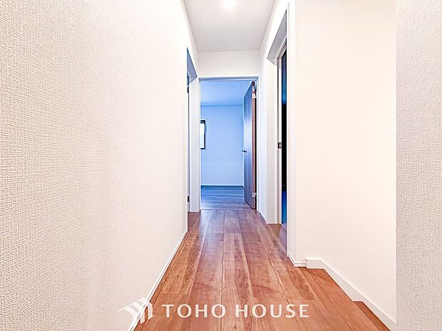 上質感漂う廊下。居住者の帰り、訪れる方を優しく迎え安らぎに満ちた生活空間を予感させます。