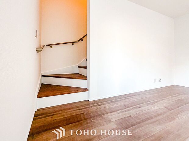 各フロアを結ぶ階段。集いの空間と一人の時間を楽しむプライベートルームをバランスよく繋いでいます。