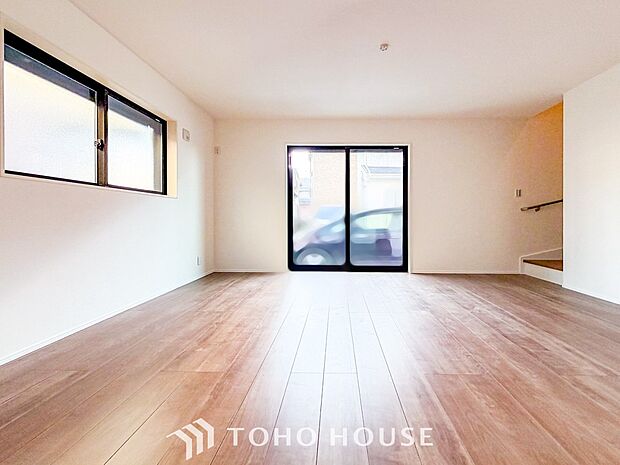 爽やかな色合いのフローリングと清潔感の溢れるクロスが明るい空間を創り出しているリビングダイニング。