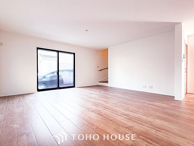 忙しい朝でも、しっかり家族が揃って食事をして頂けるゆとりある大きさのダイニングスペース。