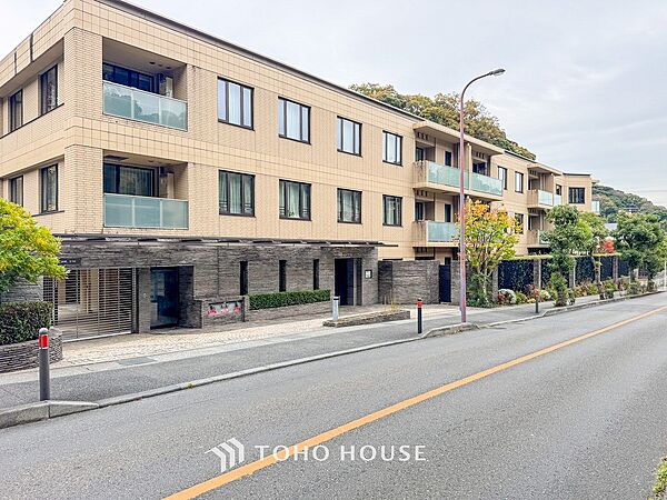 前面道路含む現地写真『快適』は「家」と「街」と「環境」が調和した時に訪れるだと改めて感じさせてくれます。