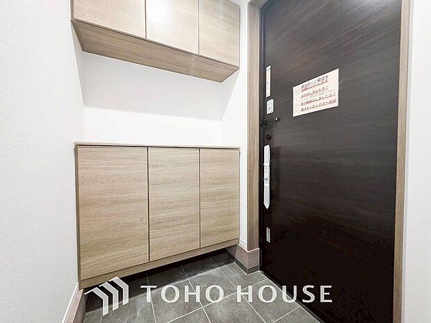 居住者の帰り、訪れる方を優しく迎えてくれる開放感のある玄関。