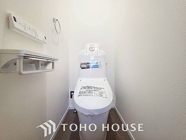 トイレはシンプルにホワイトで統一した温水洗浄付です。