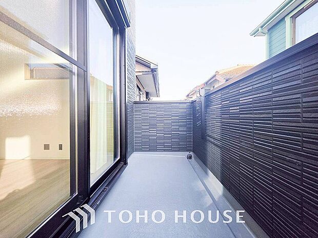 陽光とそよ風に触れることができるバルコニー。