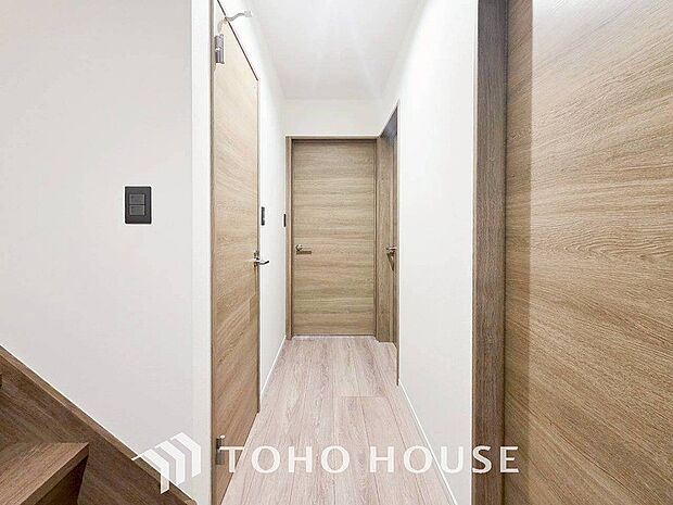 上質感漂う廊下。居住者の帰り、訪れる方を優しく迎える・安らぎに満ちた生活空間を予感させる。