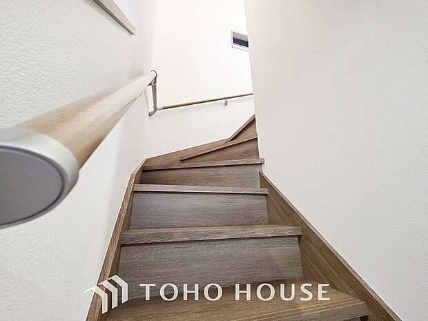 階段にはお子様やお年寄りに安心な手すりをご用意。