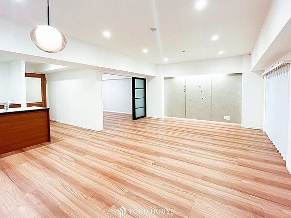 明るく開放的な空間が広がるLDK。室内には豊かな陽光が注ぎ込み、爽やかな住空間を演出。