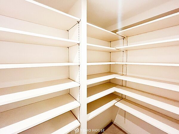 ウォークインクロゼットのある住まいで居住スペースを広く使えます。