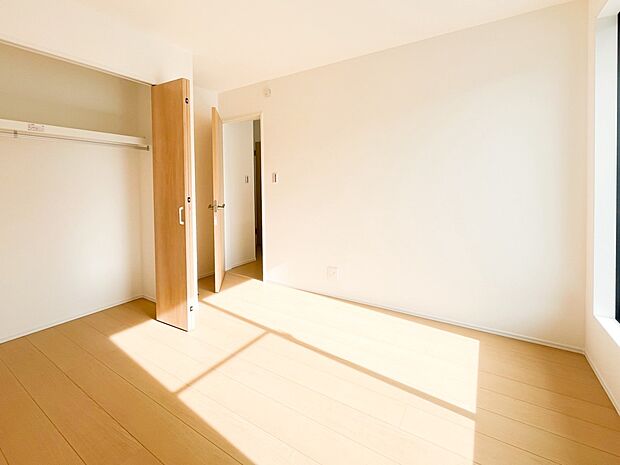 一日の疲れをいやしてくれる主寝室。自分時間を快適に過ごすプライベートルーム。