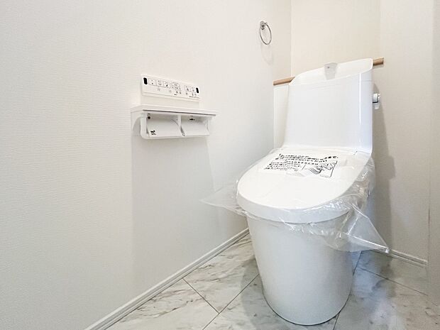 トイレはシンプルにホワイトで統一した温水洗浄付です。