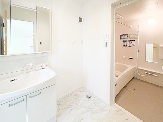 パウダールームはナチュラルな雰囲気で清潔な印象。