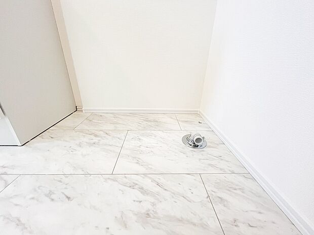 洗濯機を配置しても十分なスペースを確保しております。