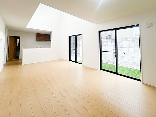 光と風があふれる開放的なリビングダイニングには自然と家族みんなが集まってきます。