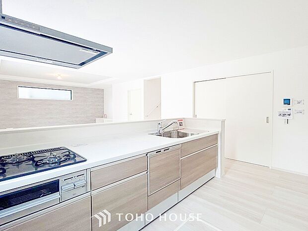 機能的で使い勝手のよさそうなキッチン。明るく清潔感があります。