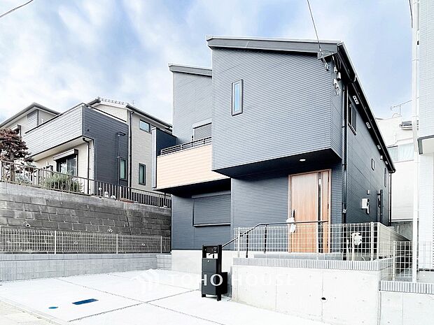 清潔感溢れる玄関がお出迎えする本邸宅の物語は、ここから始まる日常を期待させます。