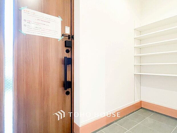 帰り着くたびに洗練されたテイストの空間に迎えられ誇りと喜びを感じる玄関まわりです。