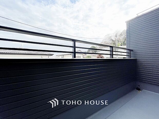 暮らしの中で光と風を演出してくれるバルコニー。