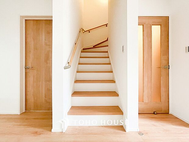 パブリックゾーンとプライベートゾーン繋ぐ階段。豊かな陽光が注ぎ込み、爽やかな住空間を演出。