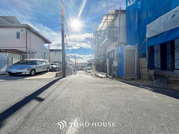 前面道路含む現地写真『快適』は「家」と「街」と「環境」が調和した時に訪れるだと改めて感じさせてくれます。