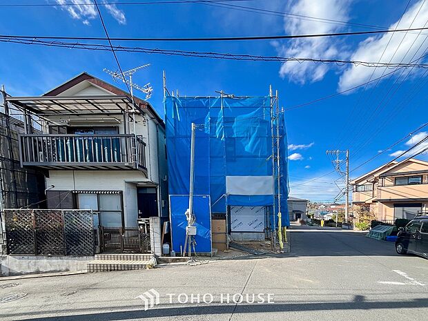 落ち着きのある閑静な住宅街に佇む邸宅。きっとここからご家族のかけがえのない想い出が作られることでしょう。