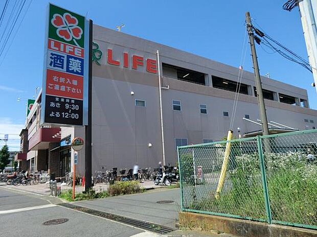 営業時間9:30~24:00まで。毎日の食卓を彩る食料品から日用品まで取り揃えています。