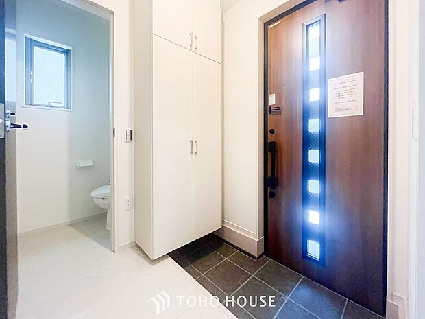 居住者の帰り、訪れる方を優しく迎えてくれる開放感のある玄関。