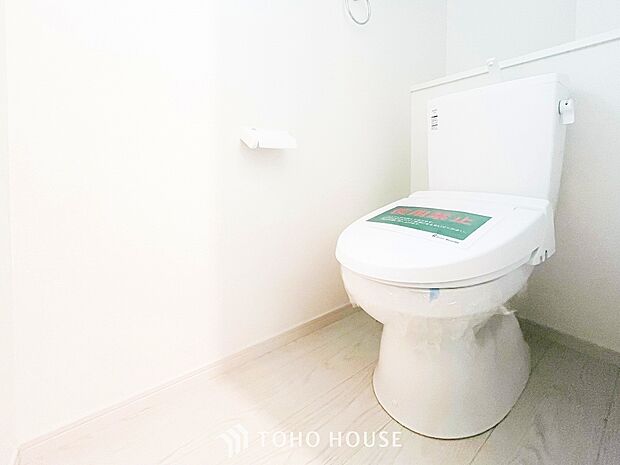 トイレはシンプルにホワイトで統一した温水洗浄付です。