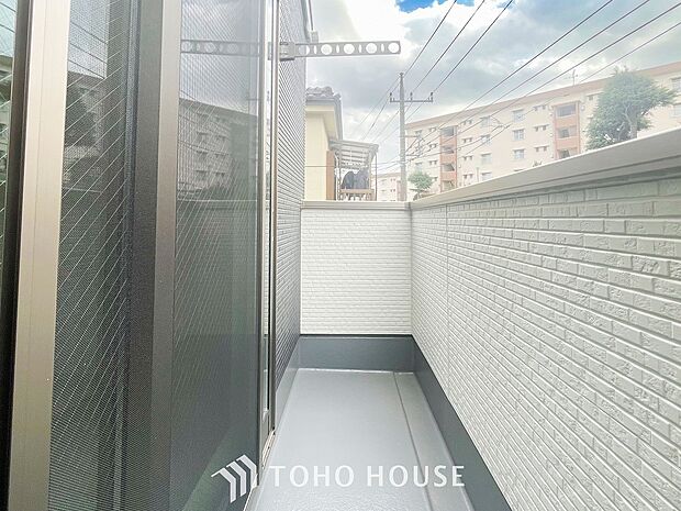 空を近くに、心地よい風を肌で感じることのできるルーフバルコニー。