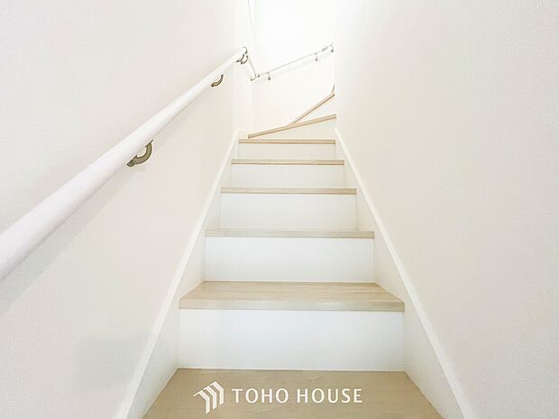 各フロアを結ぶ階段。集いの空間と一人の時間を楽しむプライベートルームをバランスよく繋いでいます。