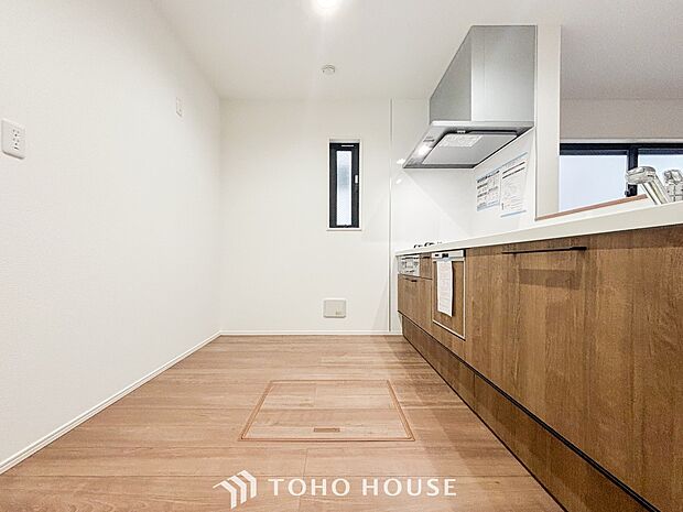 機能的で使い勝手のよさそうなキッチン。明るく清潔感があります。