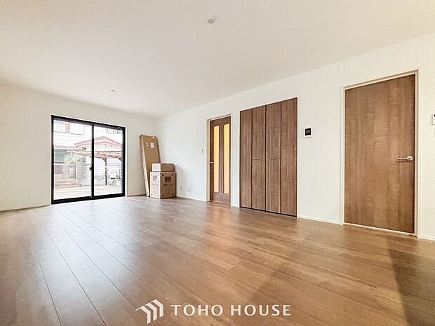 光と風があふれる開放的なリビングダイニングには自然と家族みんなが集まってきます。