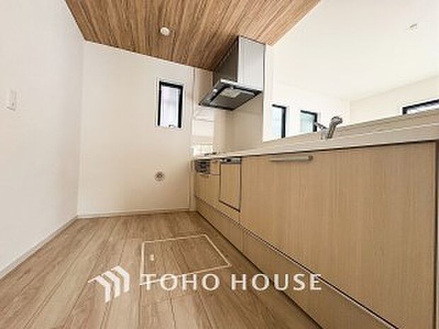 ご家族みんなで調理ができる位のスペースを実現したキッチン空間となっております。