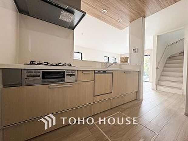 機能的で使い勝手のよさそうなキッチン。明るく清潔感があります。