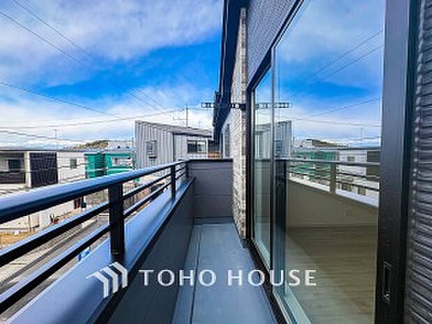 暮らしの中で光と風を演出してくれるバルコニー。