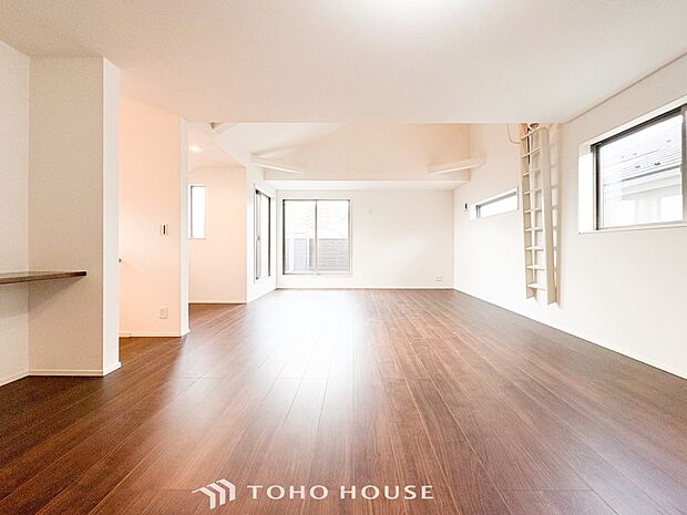 落ち着いた雰囲気に包まれた伸びやかな空間で、ゆったりと家族団らんの時間を過ごせます。