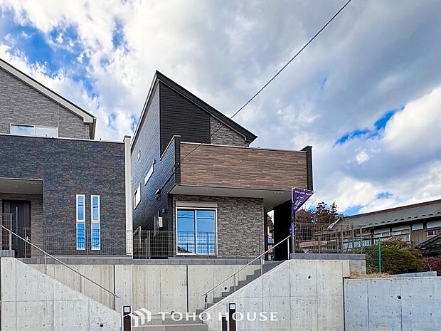 爽やかな青空の下に贅沢なほどに降り注ぐ陽光、豊かな居住性と、クオリティが見事に調和した住空間。