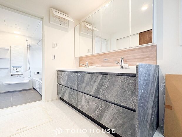 落ち着いた空間を演出するカラーと、ゆったりお使い頂ける広さが魅力のパウダールーム。