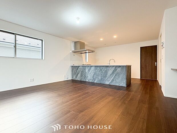 対面式キッチンのあるLDKで家族の会話が弾みます。