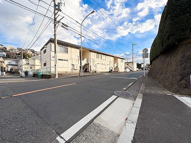 前面道路含む現地写真『快適』は「家」と「街」と「環境」が調和した時に訪れるだと改めて感じさせてくれます。