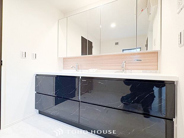 落ち着いた空間を演出するカラーと、ゆったりお使い頂ける広さが魅力のパウダールーム。