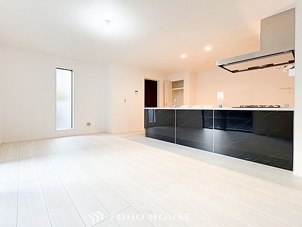 対面式キッチンのあるLDKで家族の会話が弾みます。