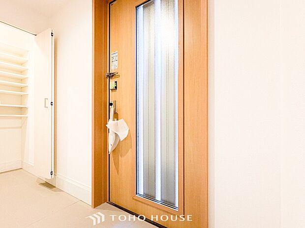 落ち着いた色を基調としていて、明るく優しい玄関となっています。