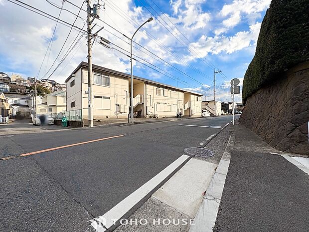 前面道路含む現地写真『快適』は「家」と「街」と「環境」が調和した時に訪れるだと改めて感じさせてくれます。