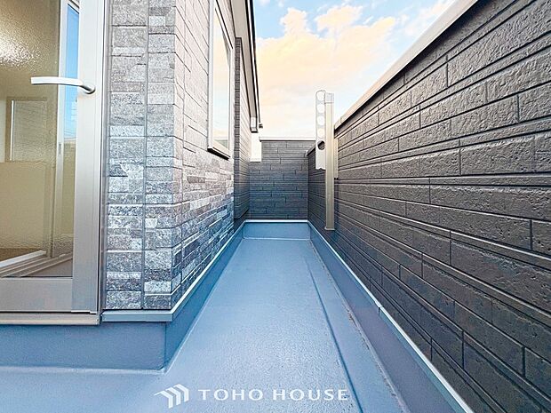 暮らしの中で光と風を演出してくれるバルコニー。