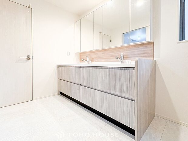 落ち着いた空間を演出するカラーと、ゆったりお使い頂ける広さが魅力のパウダールーム。