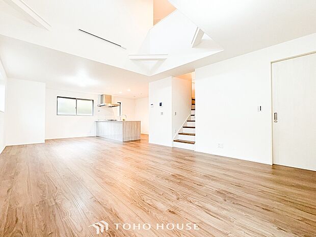 対面式キッチンのあるLDKで家族の会話が弾みます。