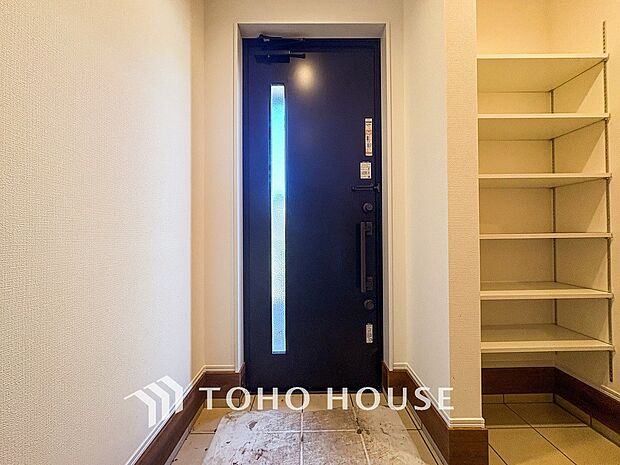 帰り着くたびに洗練されたテイストの空間に迎えられ誇りと喜びを感じる玄関まわりです。