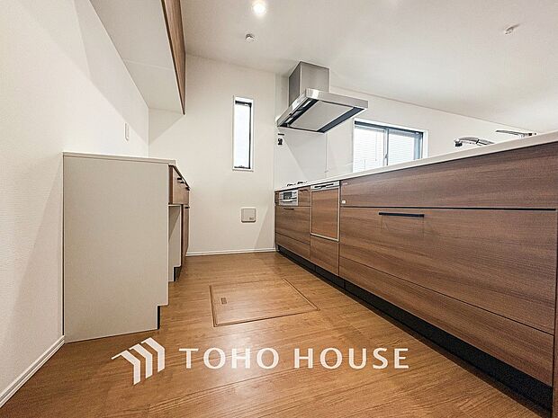 ご家族みんなで調理ができる位のスペースを実現したキッチン空間となっております。